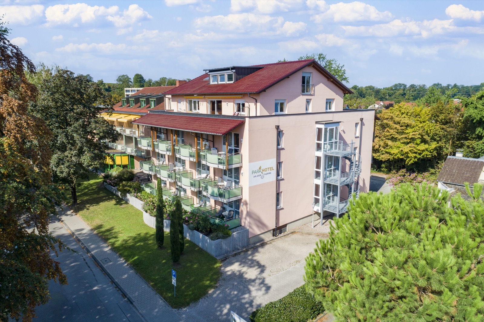Das PARKHOTEL an der Therme in Bad Krozingen aus der Luft, im Hintergrund der Kurpark